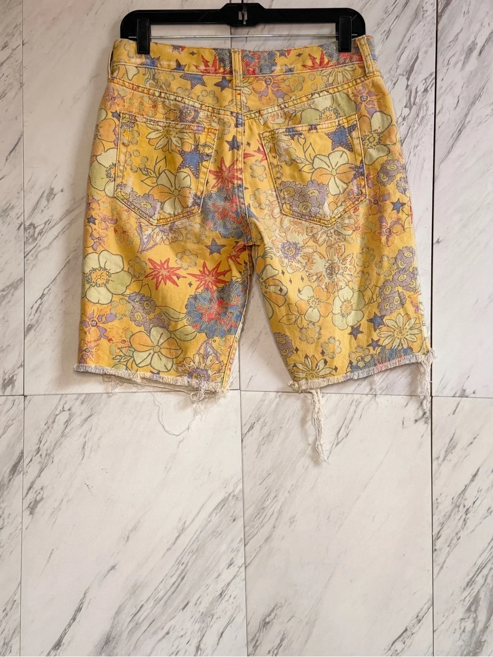 Free People We The Free Alani Printed Cutoff Yellow Floral Bermuda Shorts SZ 27 - Picture 7 of 9